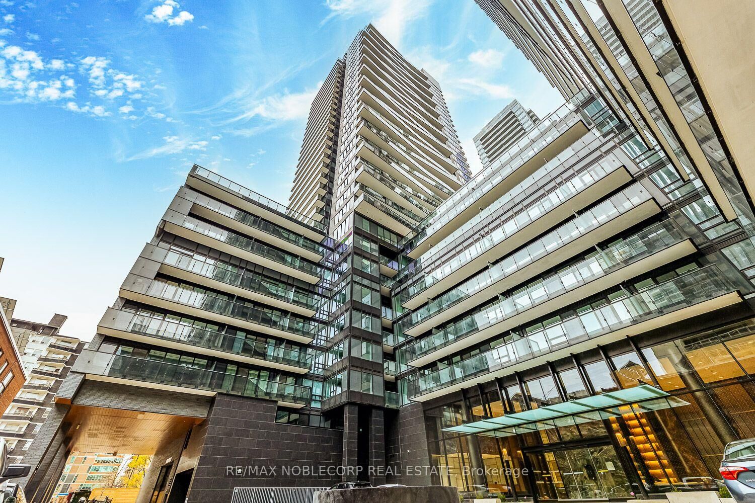 Property Photo: 117 Broadway Avenue 817 ON M4P 1V3