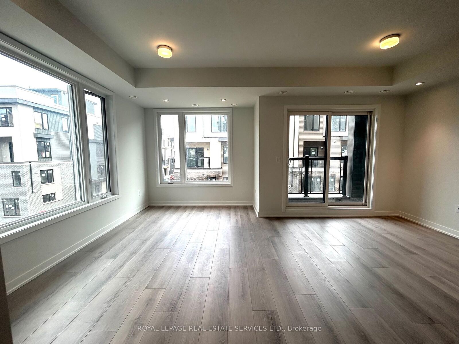 Property Photo: 3405 Ridgeway Drive E 18 ON L5L 0B9