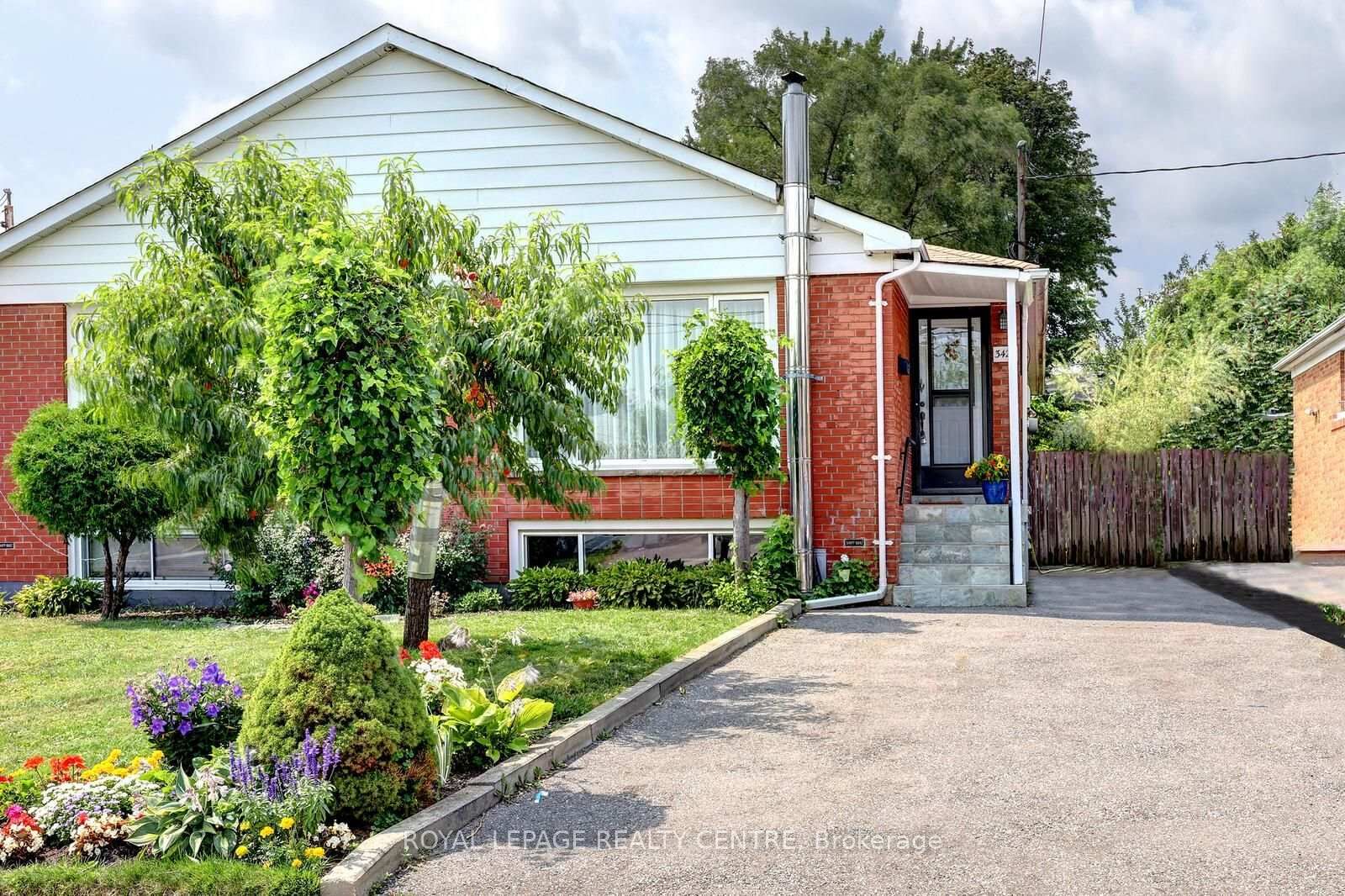 Property Photo:  3422 Queenston Drive  ON L5C 2G6 