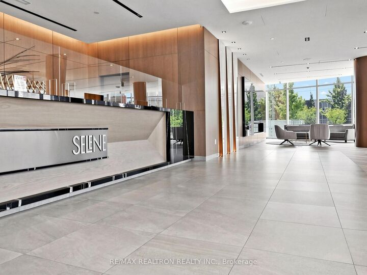 Property Photo: 225 Village Green Square 2507 ON M1S 0L3