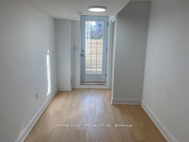 Property Photo: 886 Francine Crescent Lower ON L5V 0E2