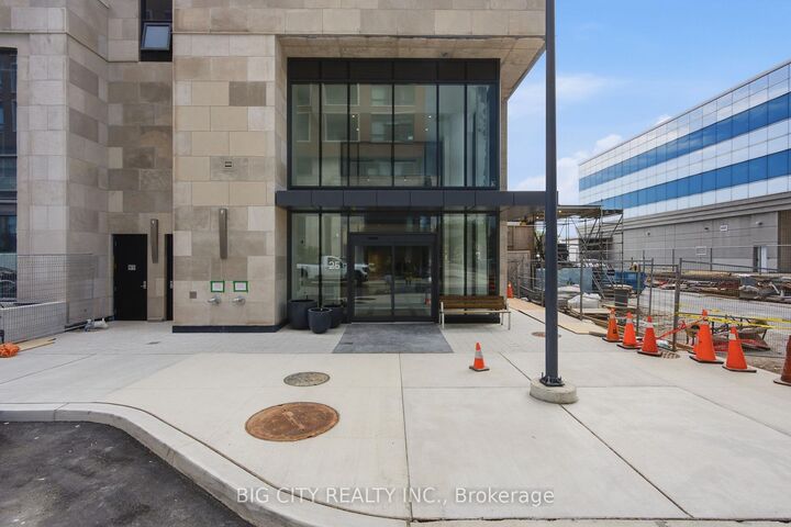 Property Photo:  25 Frederick Todd Way 1609  ON M4G 0C9 