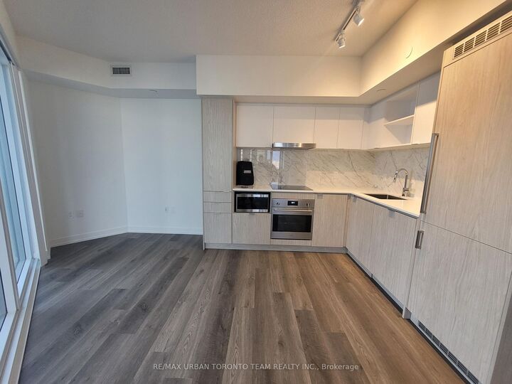 Property Photo: 55 Cooper Street 4508 ON M5E 0G1