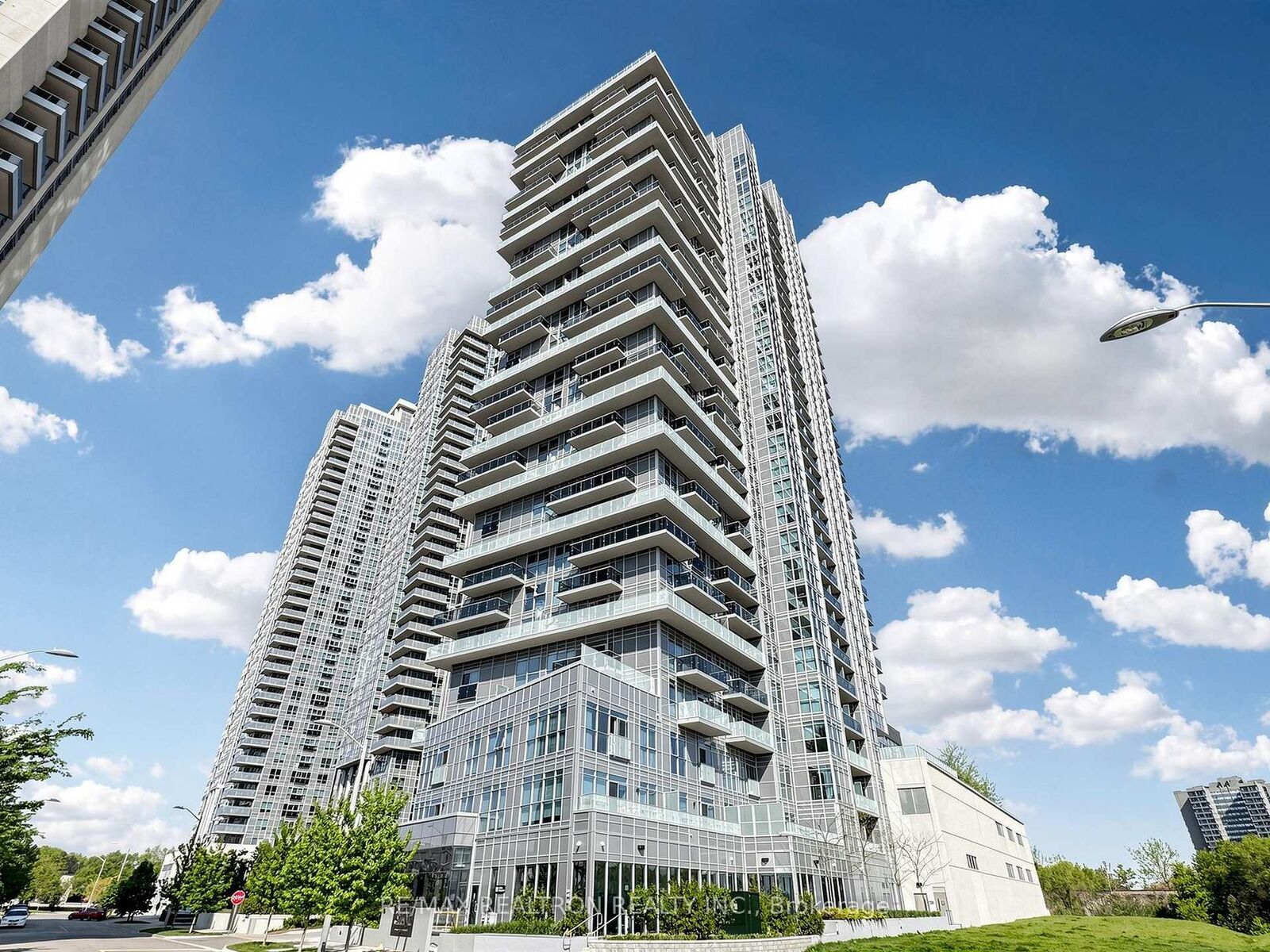 Property Photo: 225 Village Green Square 2507 ON M1S 0L3