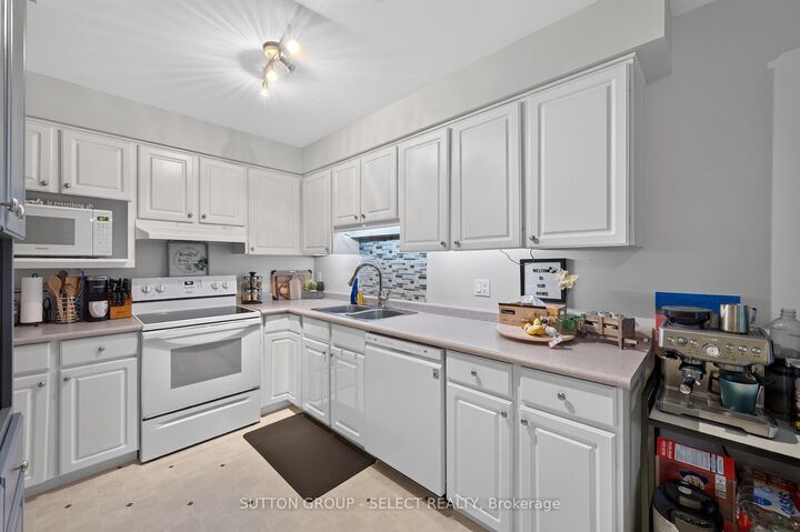 Property Photo: 410 Ambleside Drive 21 ON N6G 4Y3