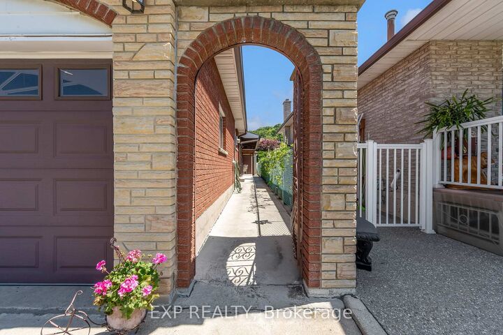 Property Photo: 150 Marcella Crescent ON L8K 6G3