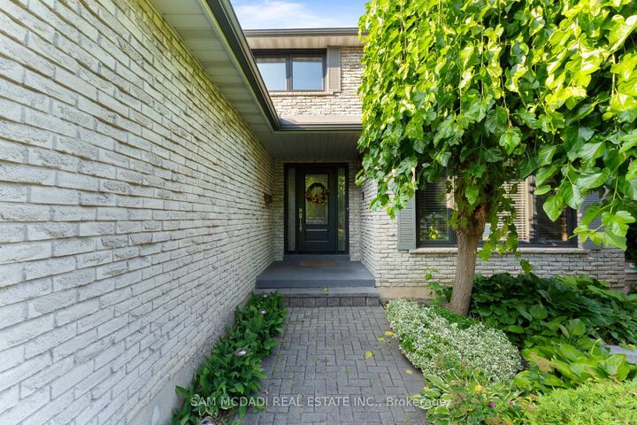 Property Photo: 1077 Saginaw Crescent ON L5H 3W4