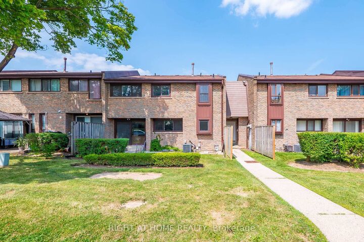 Property Photo:  2605 Woodchester Drive 5  ON L5K 2E3 