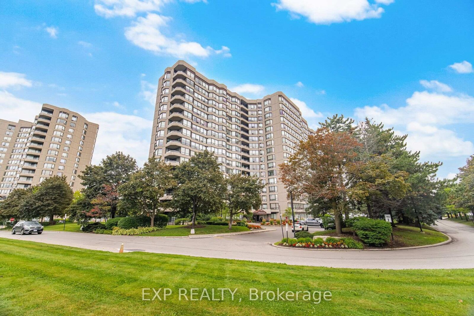 Property Photo: 7440 Bathurst Street 410 ON L4J 7K8