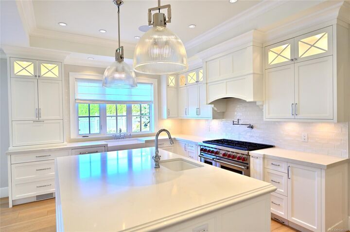 Property Photo: 2777 Dewdney Ave BC V8R 3M3