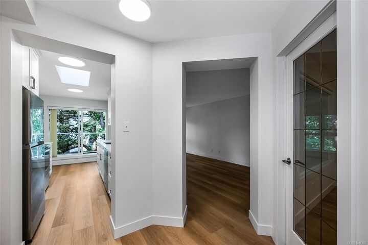 Property Photo: 1501 Richmond Ave #401 BC V8R 4P7