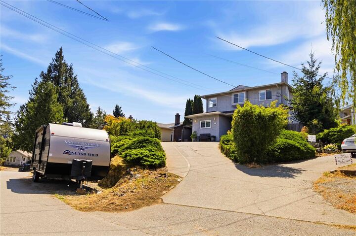 Property Photo:  687 Daymeer Pl  BC V9B 5M4 