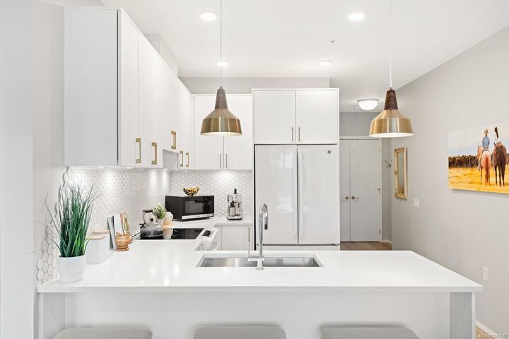 2348 Beacon Ave #303 — photo 1