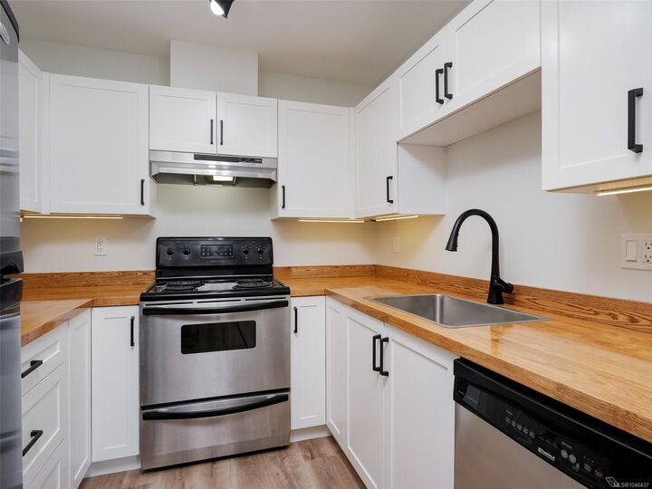 Property Photo: 689 Bay St #306 BC V8T 5H9