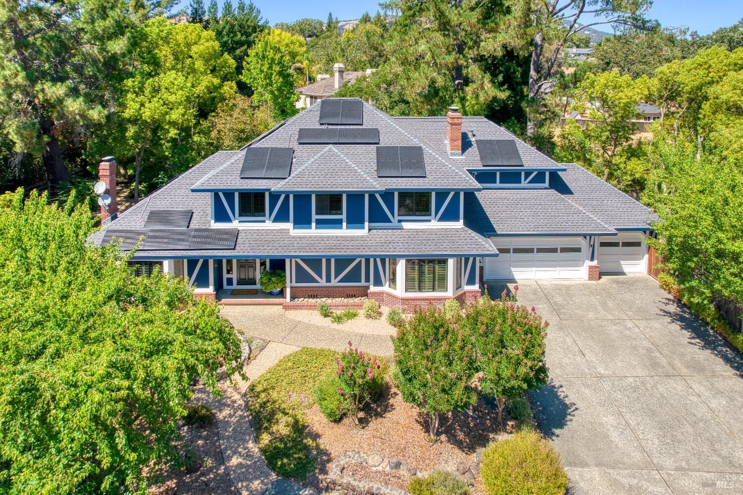 Property Photo:  8 Racquet Court  CA 94947 