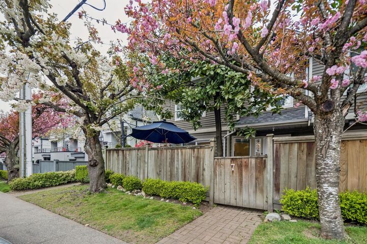 Property Photo: 848 W 16th Street 7 BC V7P 1R3