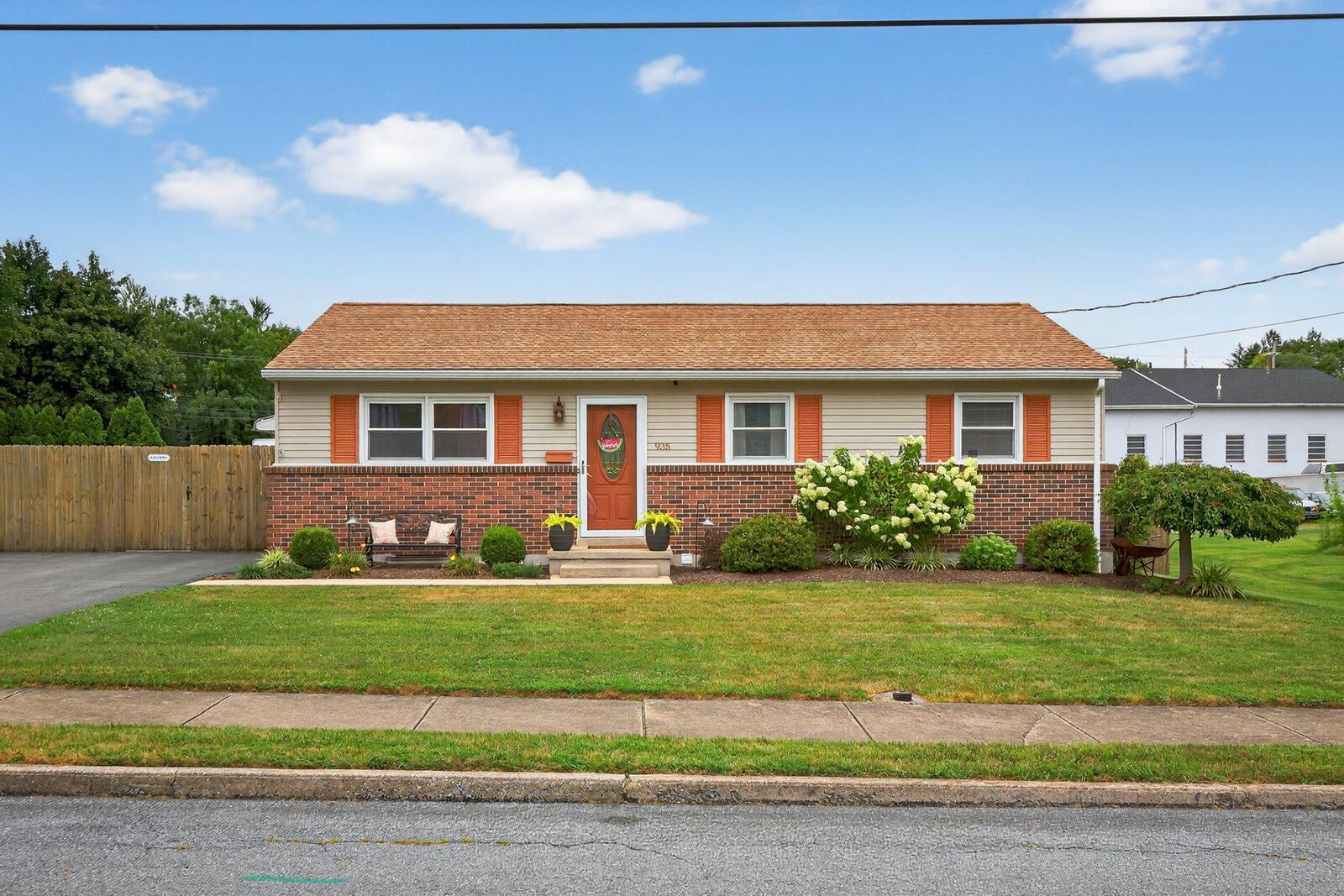 Property Photo:  935 E Queen Street  PA 17003 