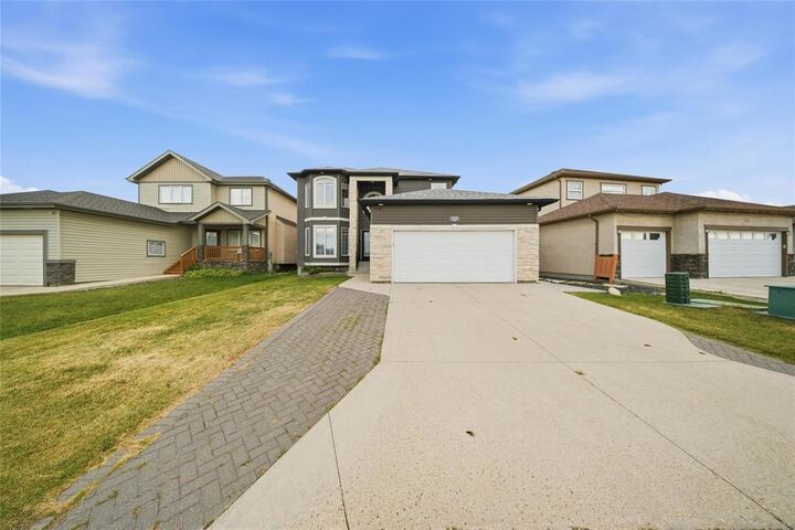 Property Photo: 153 Strasbourg Drive MB R2P 2Z7