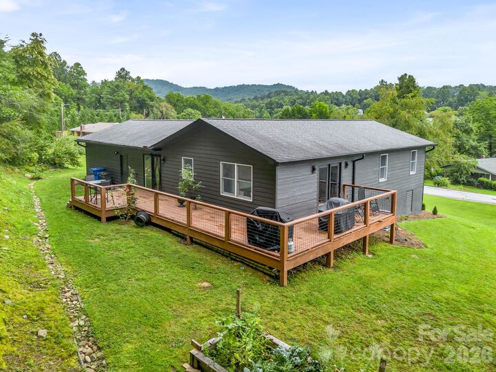 Property Photo: 89 Hillview Circle NC 28712