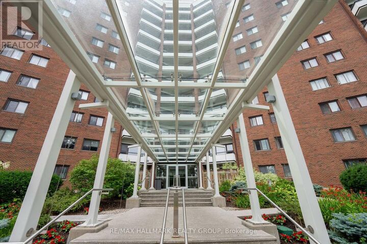 Property Photo: 20 Chesterton Drive 906 ON K2E 6Z7
