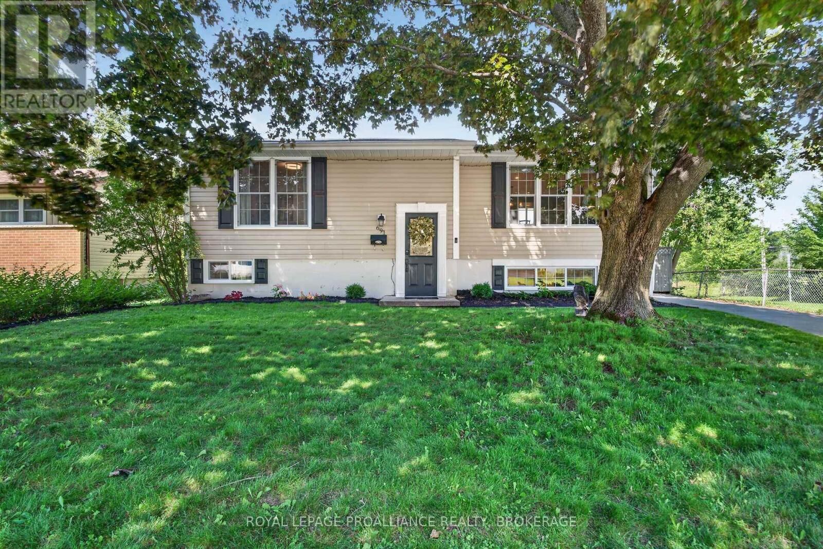 Property Photo: 691 Aylmer Crescent ON K7M 6L7