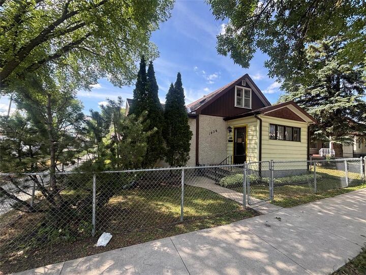 Property Photo: 1026 Redwood Avenue MB R2X 0Y2