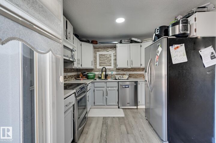 Property Photo:  4628 37 Avenue NW  AB T6L 3V1 