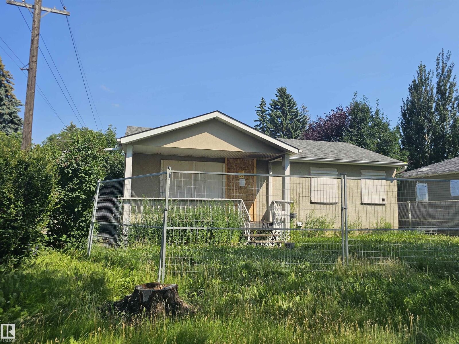 Property Photo:  9115 76 St NW  AB T6C 2K4 