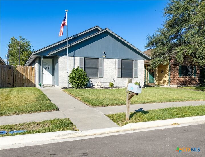 Property Photo: 110 Idylwood Place TX 77901