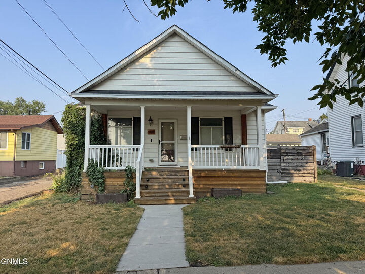 Property Photo:  107 8th Street NW  ND 58554 