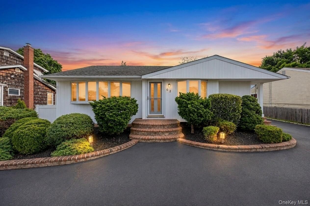 Property Photo:  62 Wellesley Lane  NY 11801 