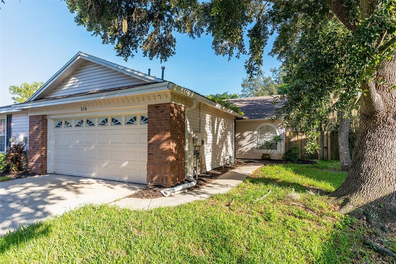Property Photo: 824 Hillary Court FL 32750