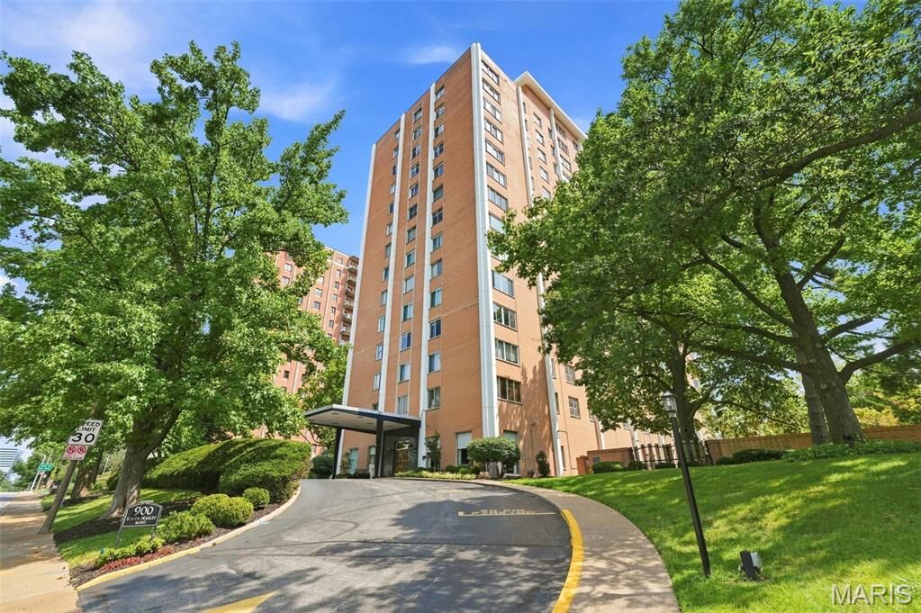 Property Photo: 900 S Hanley Road 1D MO 63105