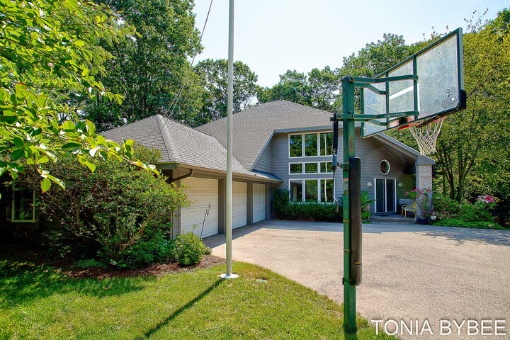 Property Photo: 2302 Timberlee Drive MI 49424