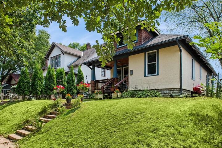 Property Photo:  838 Clear Avenue  MN 55106 
