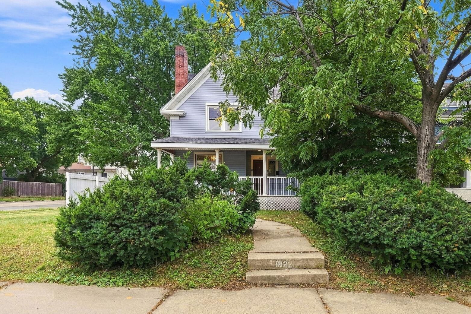 Property Photo:  1822 Iglehart Avenue  MN 55104 