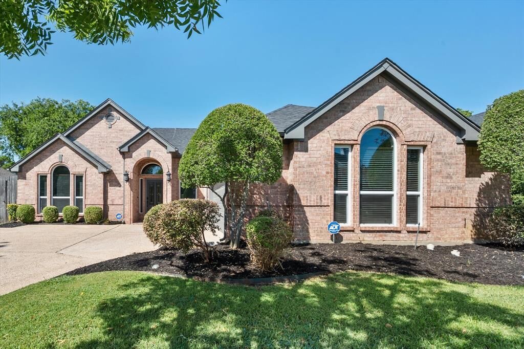 Property Photo:  1021 Muirfield Drive  TX 76063 