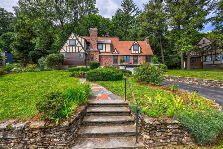 Property Photo: 6 Old Brook Dr MA 01609