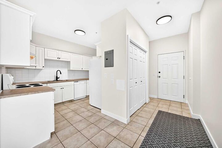 Property Photo: 1905 Centre Street NW 301 AB T2E 2S7