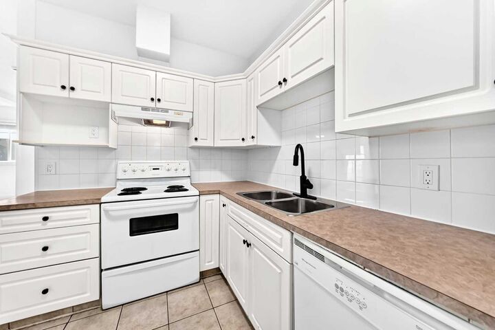 Property Photo: 1905 Centre Street NW 301 AB T2E 2S7