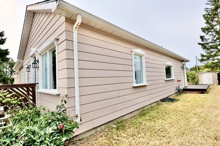 Property Photo:  409 3 Avenue E  AB T0J 2J0 
