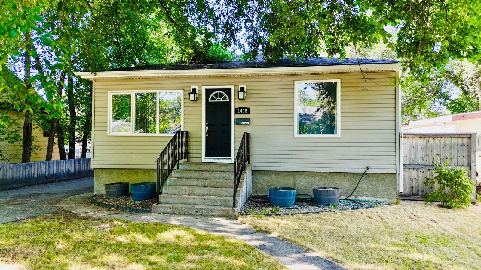 Property Photo:  1408 12 Avenue S  AB T1K 0M9 