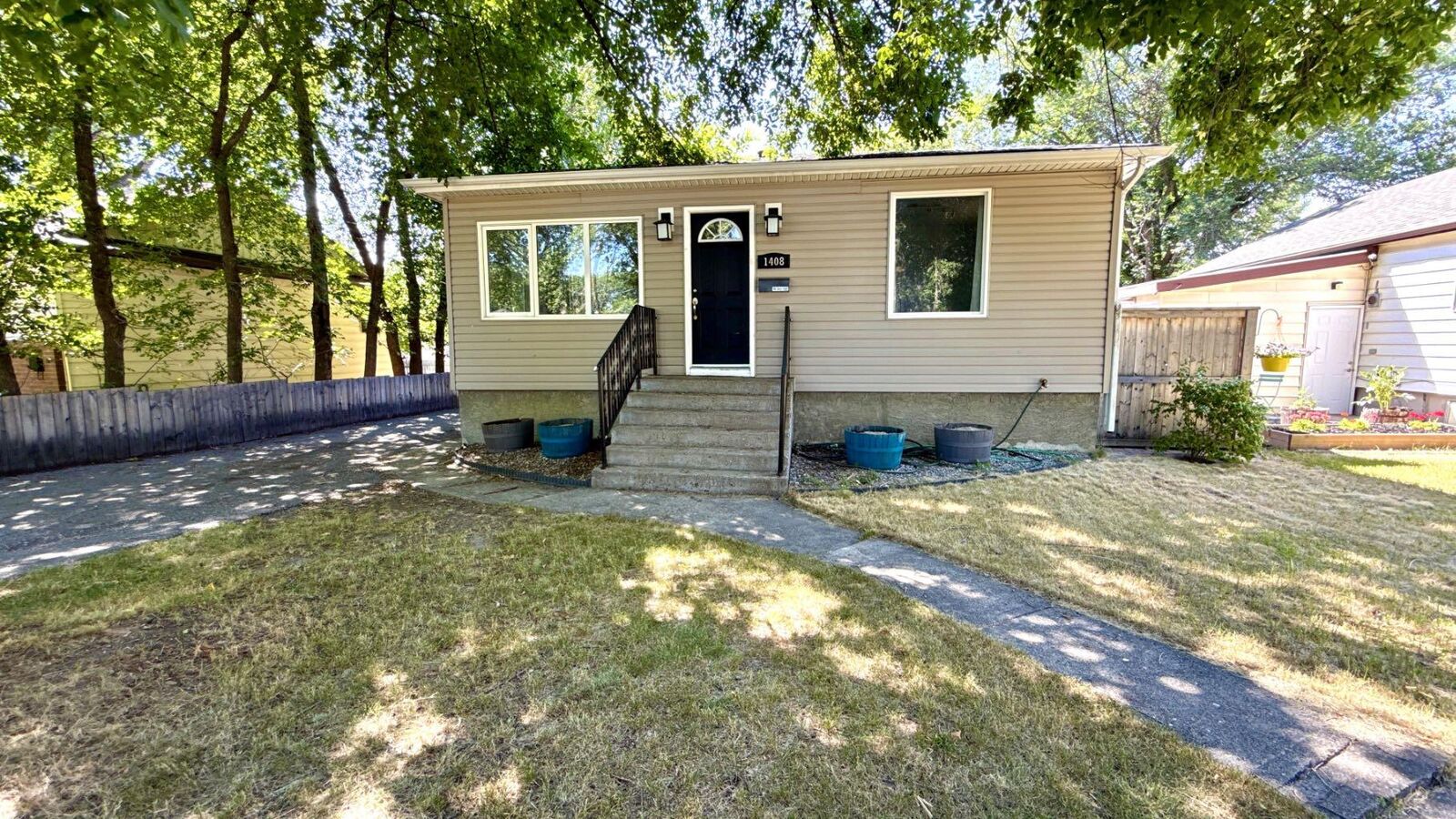 Property Photo:  1408 12 Avenue S  AB T1K 0M9 