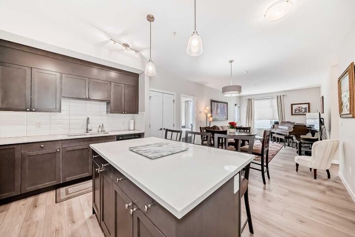 Property Photo:  30 Shawnee Common SW 402  AB T2Y 0R1 