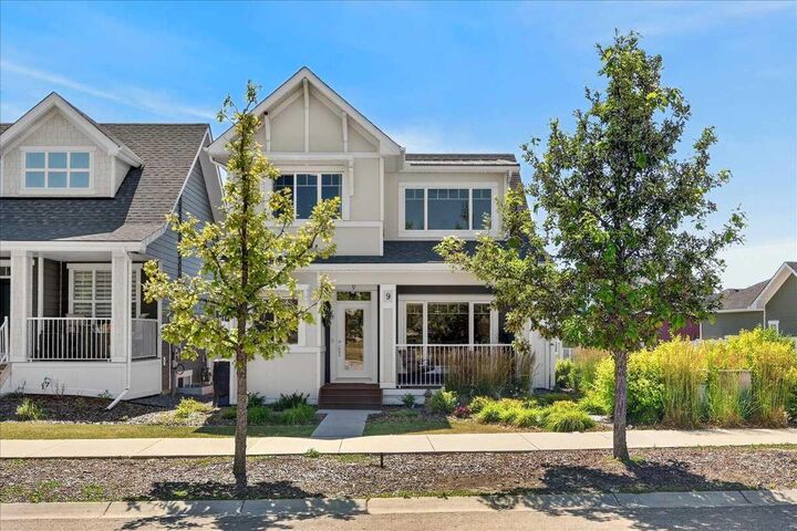 Property Photo:  9 Drake Landing Square  AB T1S 0R4 