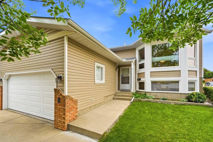Property Photo: 5 Sandpiper Gate NW AB T3K 3T8