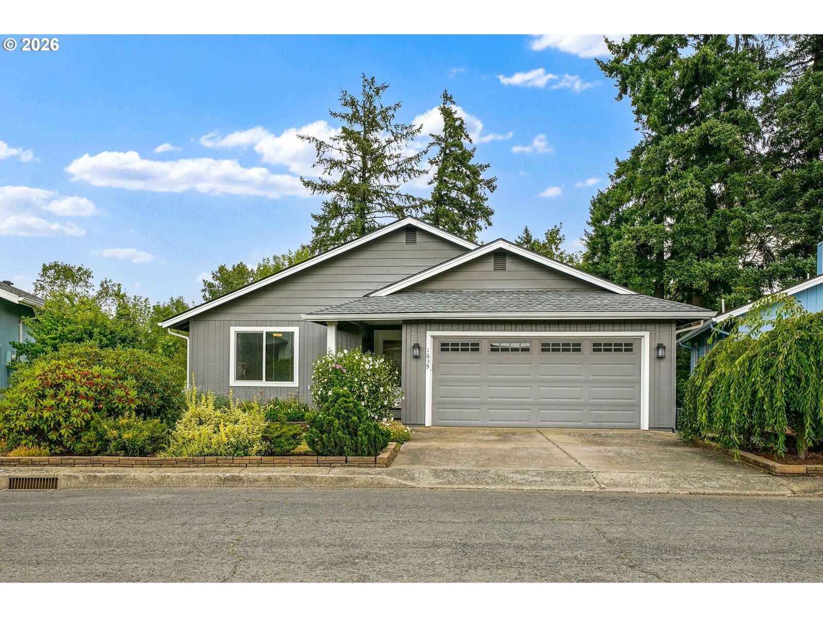 Property Photo: 1639 Nut Tree Dr OR 97304