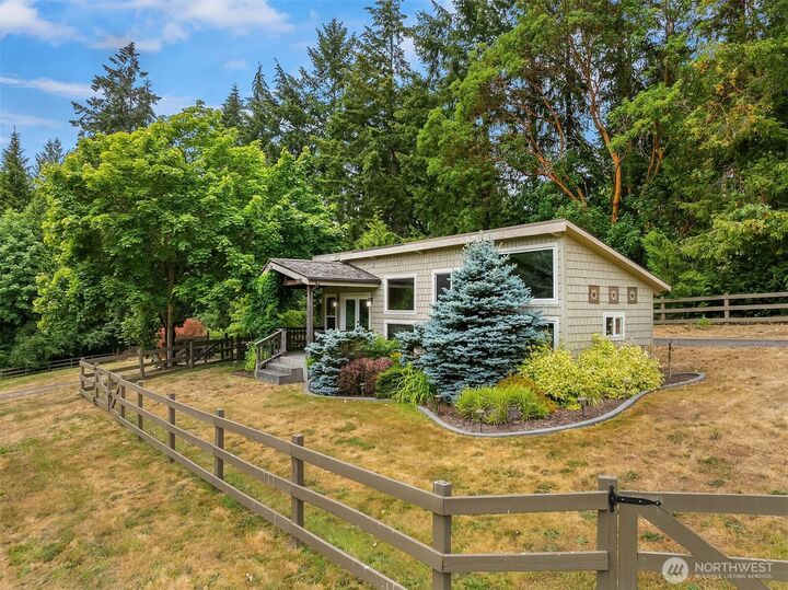 Property Photo:  7035  High School Road NE  WA 98110 