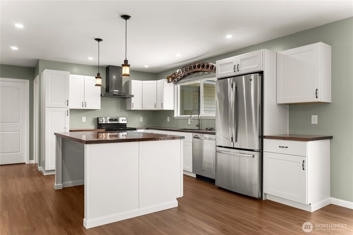 Property Photo: 717 Ridge Drive W WA 98841