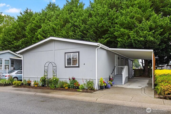 Property Photo:  11100  4th Avenue W 4  WA 98204 